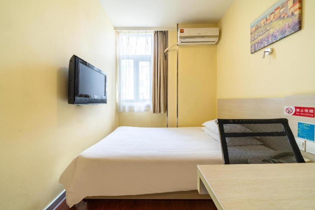 Hanting Qingpu Caoying Road Metro Station Hotel 2*