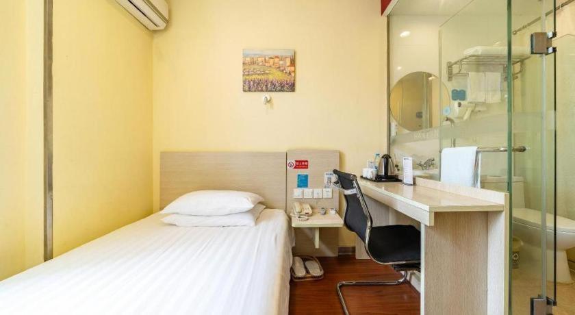 Hanting Qingpu Caoying Road Metro Station Hotel